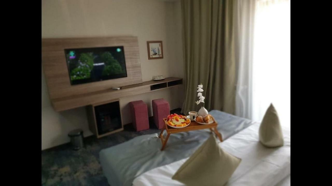 Hotel Yarus Plus Ploiesti Exterior photo